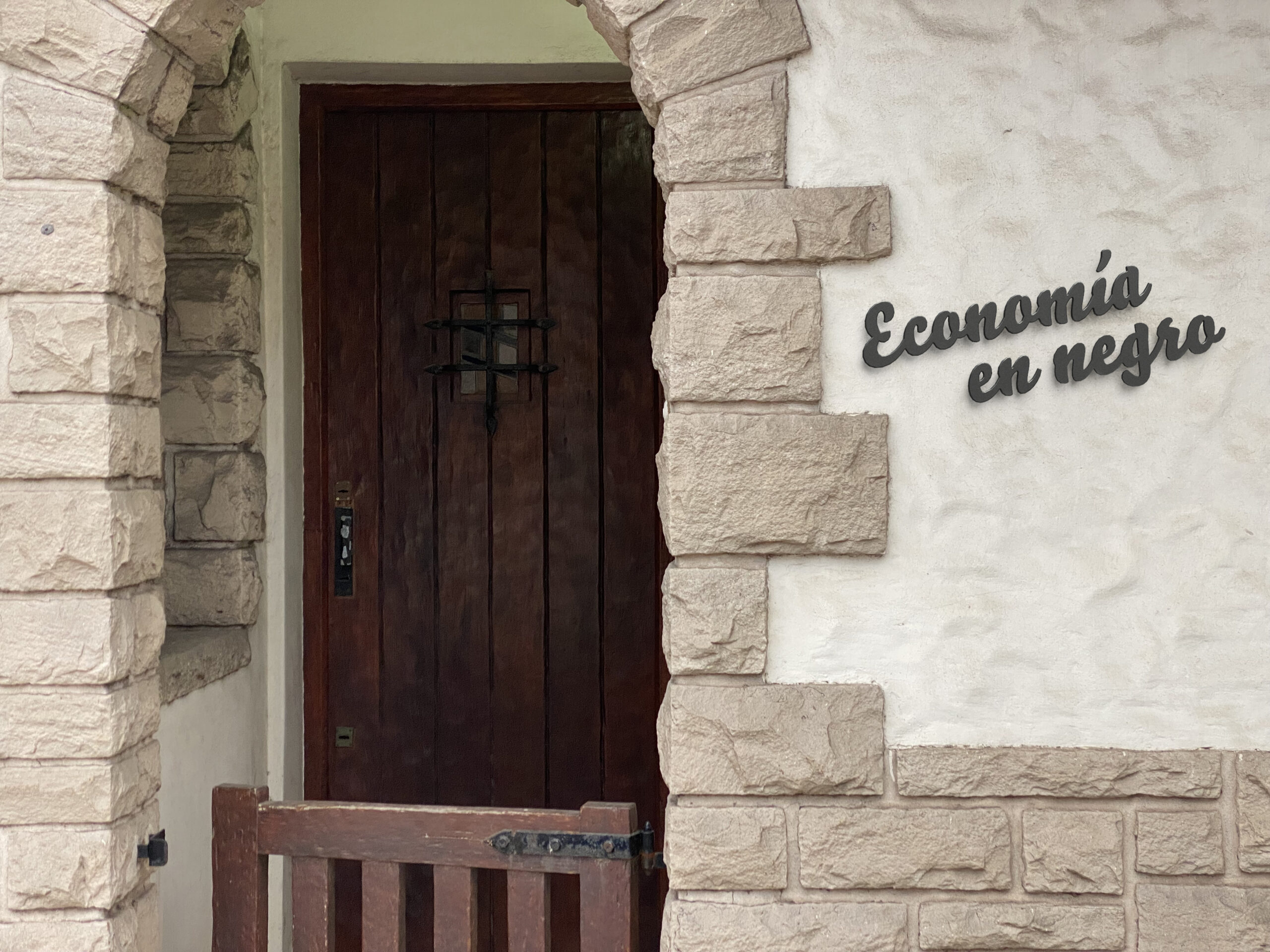Economía en negro. Serie Economía de entrecasa